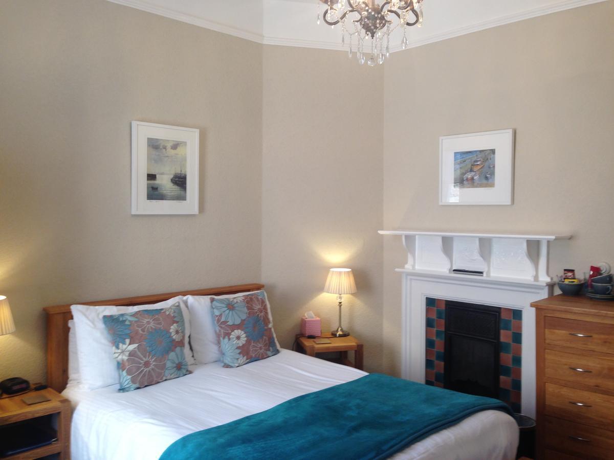 Treventon Guest House B&B เพนแซนซ์ ภายนอก รูปภาพ
