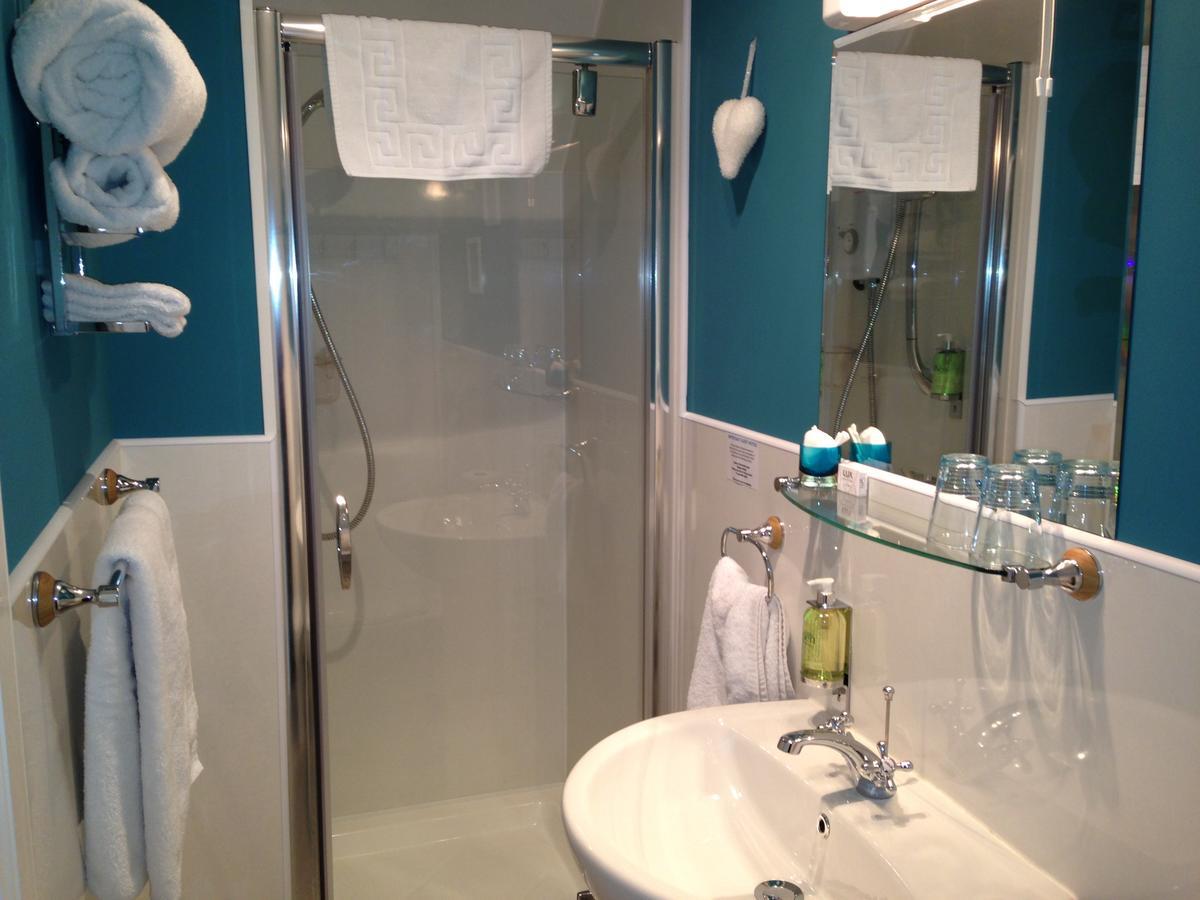 Treventon Guest House B&B เพนแซนซ์ ภายนอก รูปภาพ