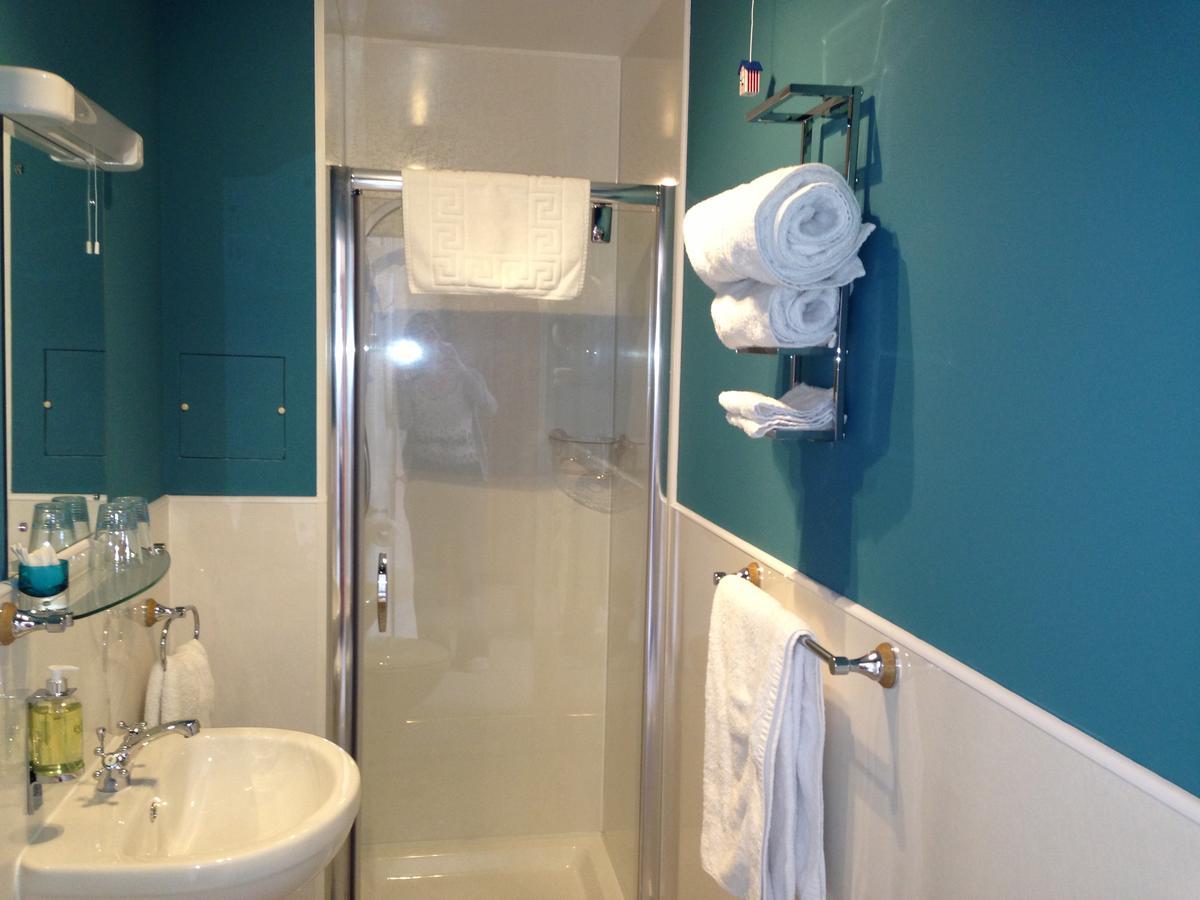 Treventon Guest House B&B เพนแซนซ์ ภายนอก รูปภาพ