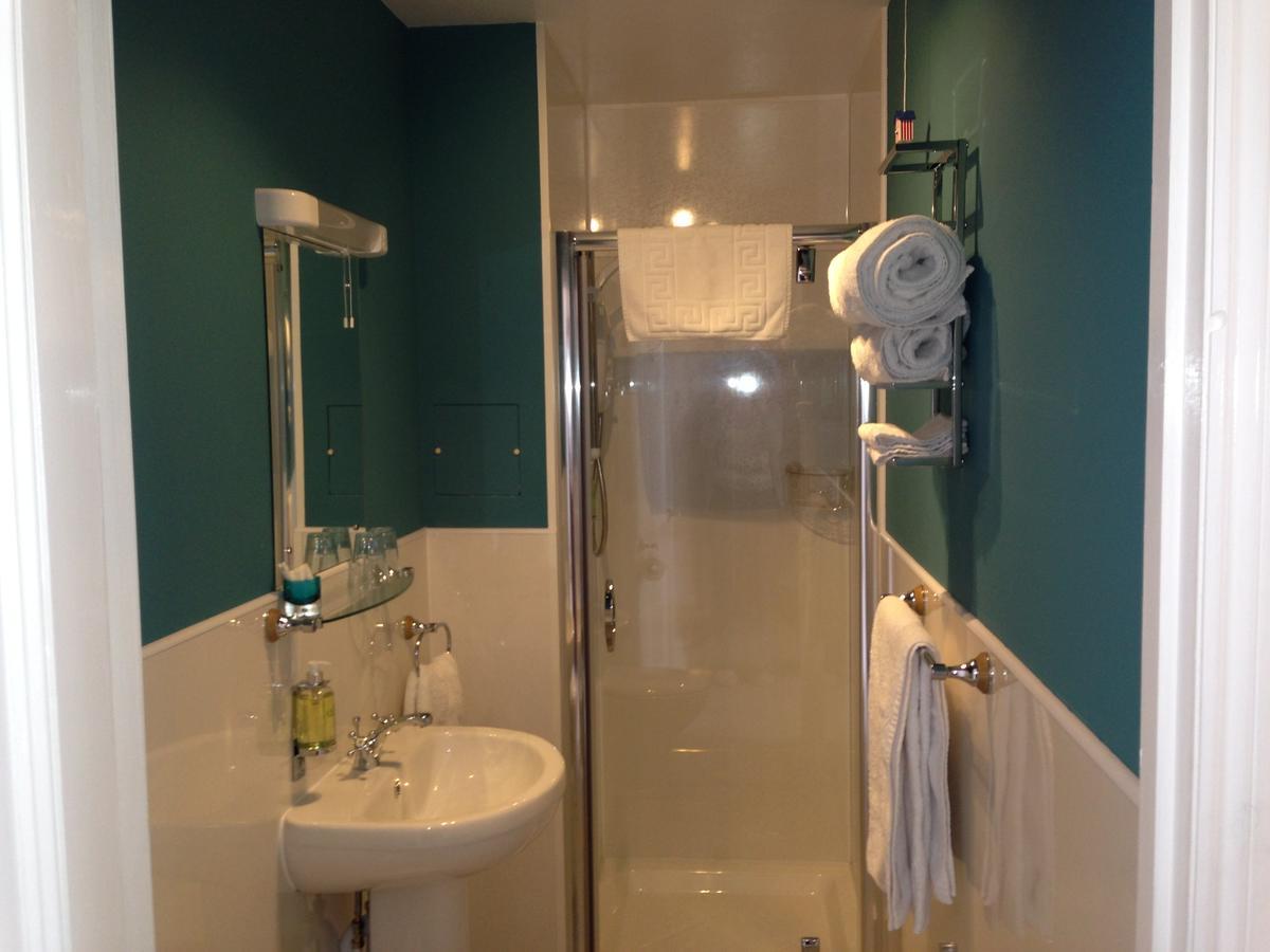 Treventon Guest House B&B เพนแซนซ์ ภายนอก รูปภาพ