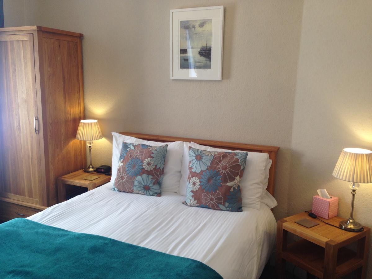 Treventon Guest House B&B เพนแซนซ์ ภายนอก รูปภาพ